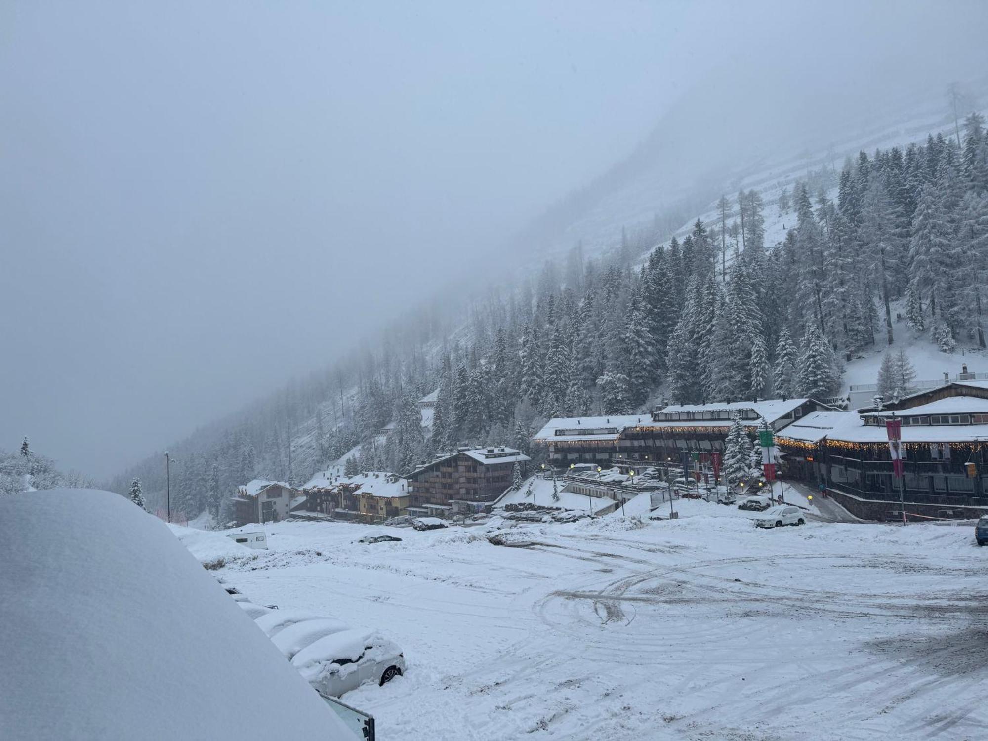 Ski Lodge Pampeago เตเซโร ภายนอก รูปภาพ